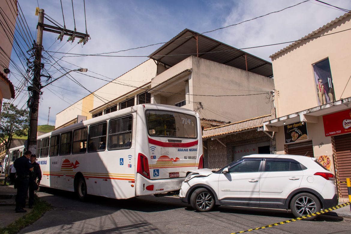 12 02 2025 acidente boa vista 2 envolvendo ônibus e van escolar 4 foto iam martins