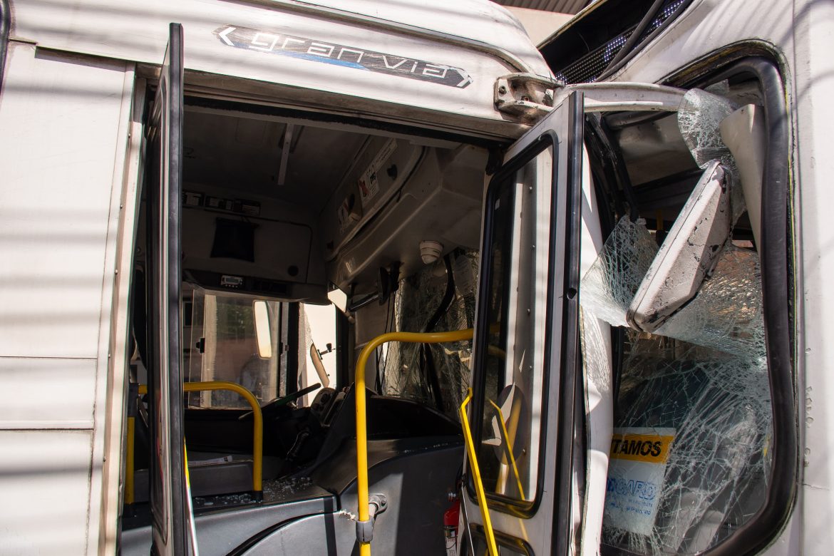 12 02 2025 acidente boa vista 2 envolvendo ônibus e van escolar 7 foto iam martins