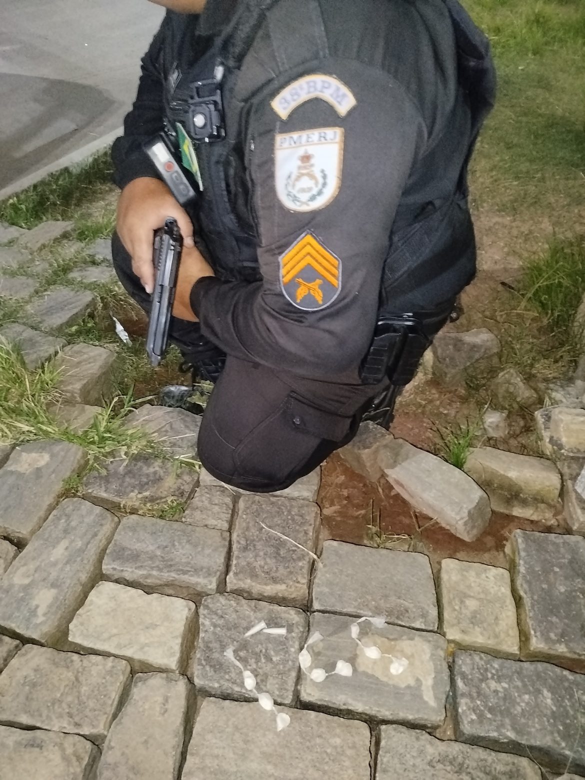 13 polÍcia suspeito foge da pm, mas deixa droga para trás em três rios –divulgaÇÃo