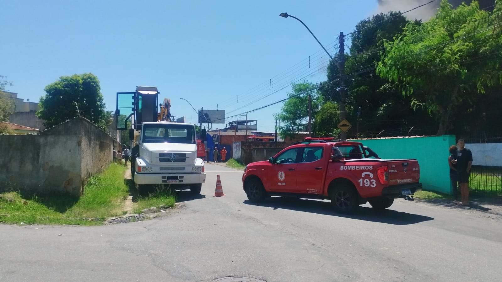 13.cf.res.cidades.incêndio em galpão.2.bombeiros.redessociais