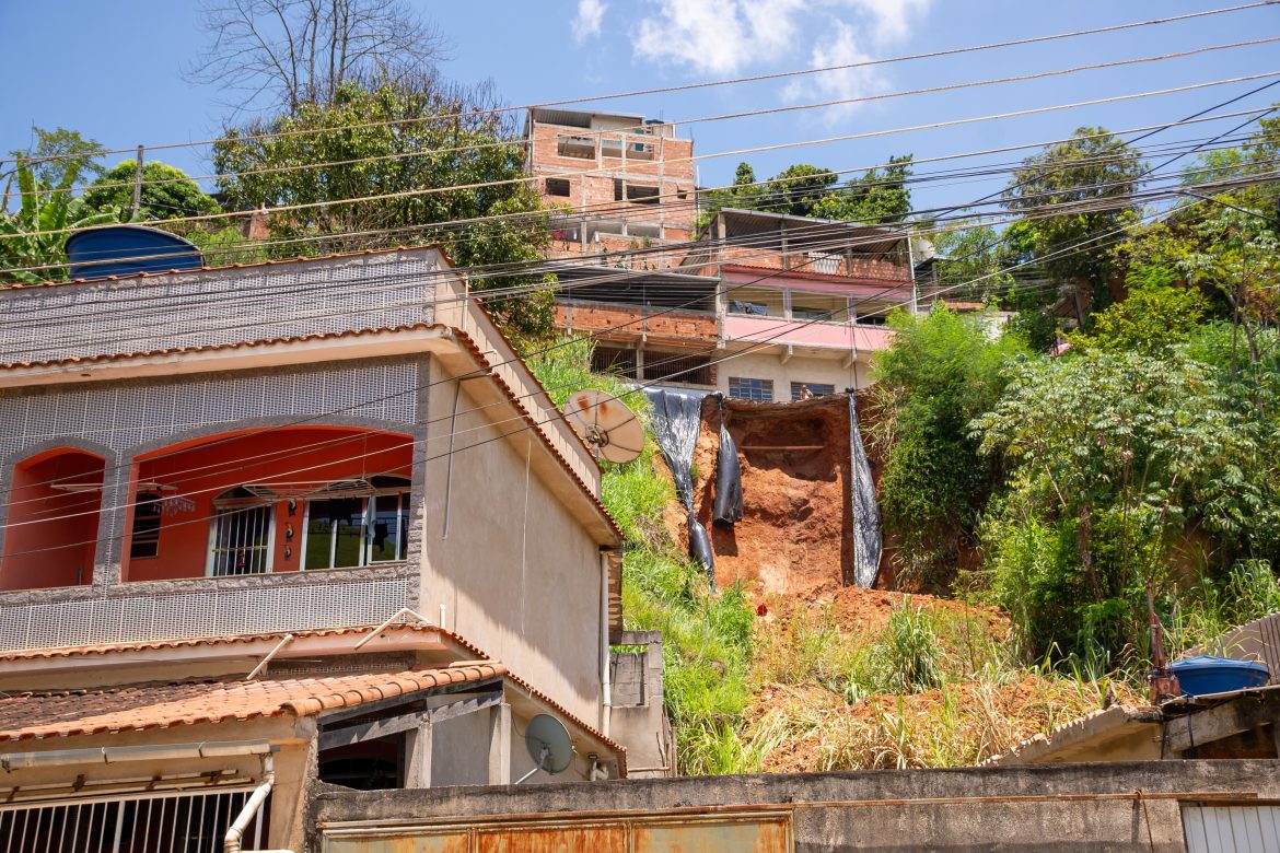 14 02 2025 rua caindo no vista alegre, barranco 1 foto iam martins