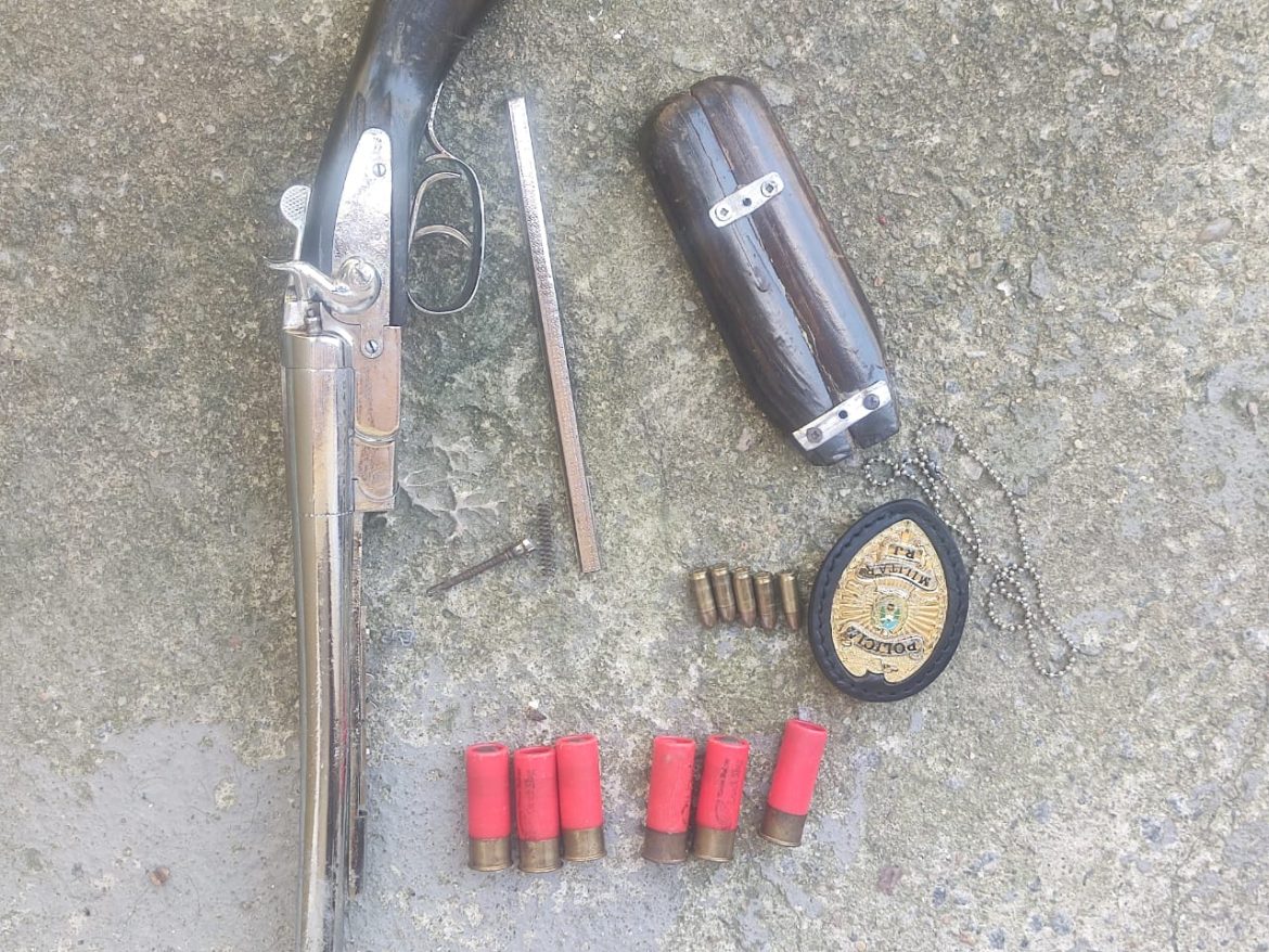 14.cf.res.polÍcia.homem abandona bolsa com armas.divulgação pm