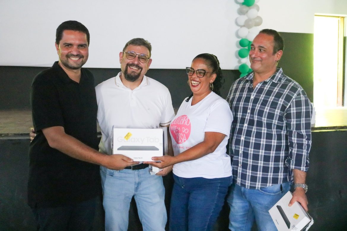 20.cf.res.cidades.prefeitura entrega novos tabletes.1.kaiomÁrcio.divulgaÇÃopmi