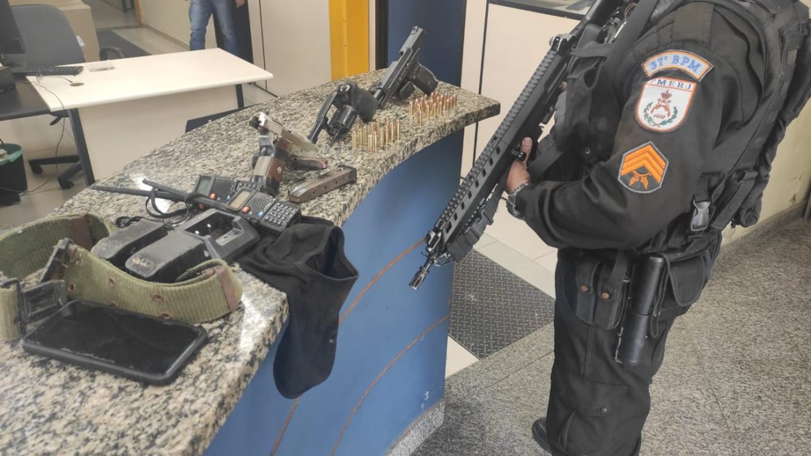 20.cf.res.polÍcia.jovem é preso com armas.divulgaÇÃopm