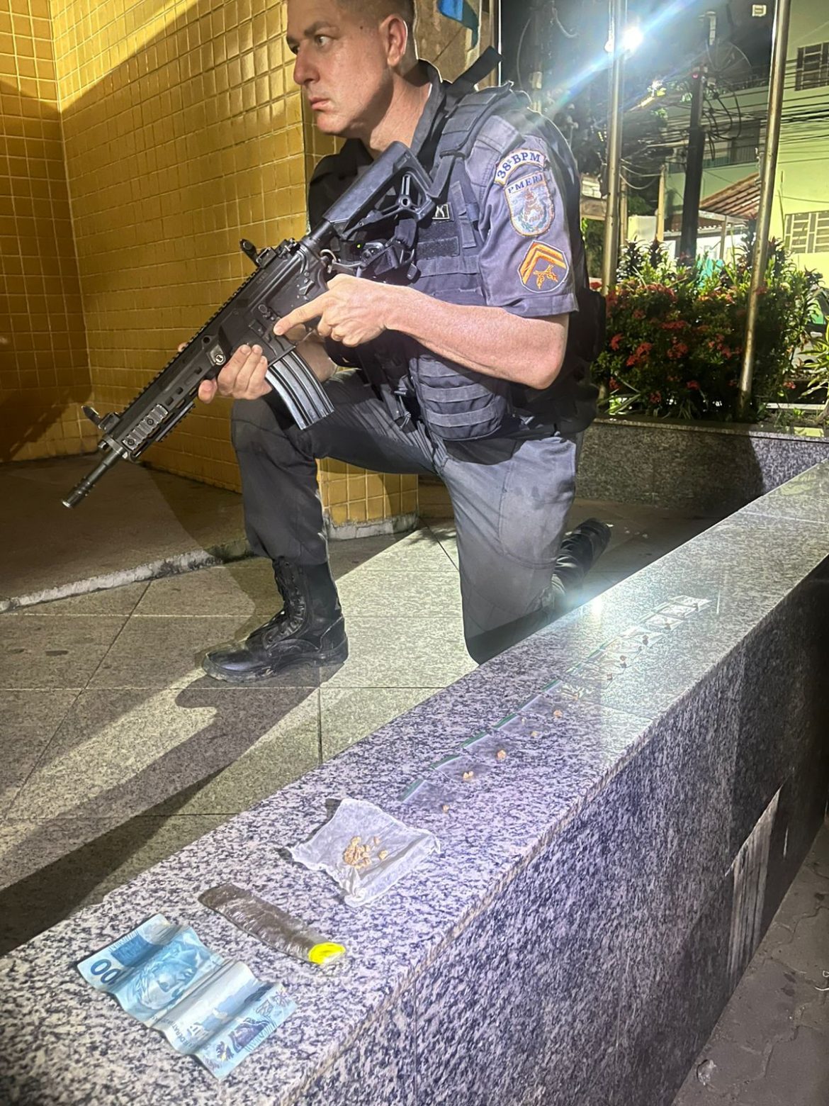 26 polÍcia jovem é flagrado pela pm com drogas e dinheiro no bairro da rua direita divulgaÇÃo