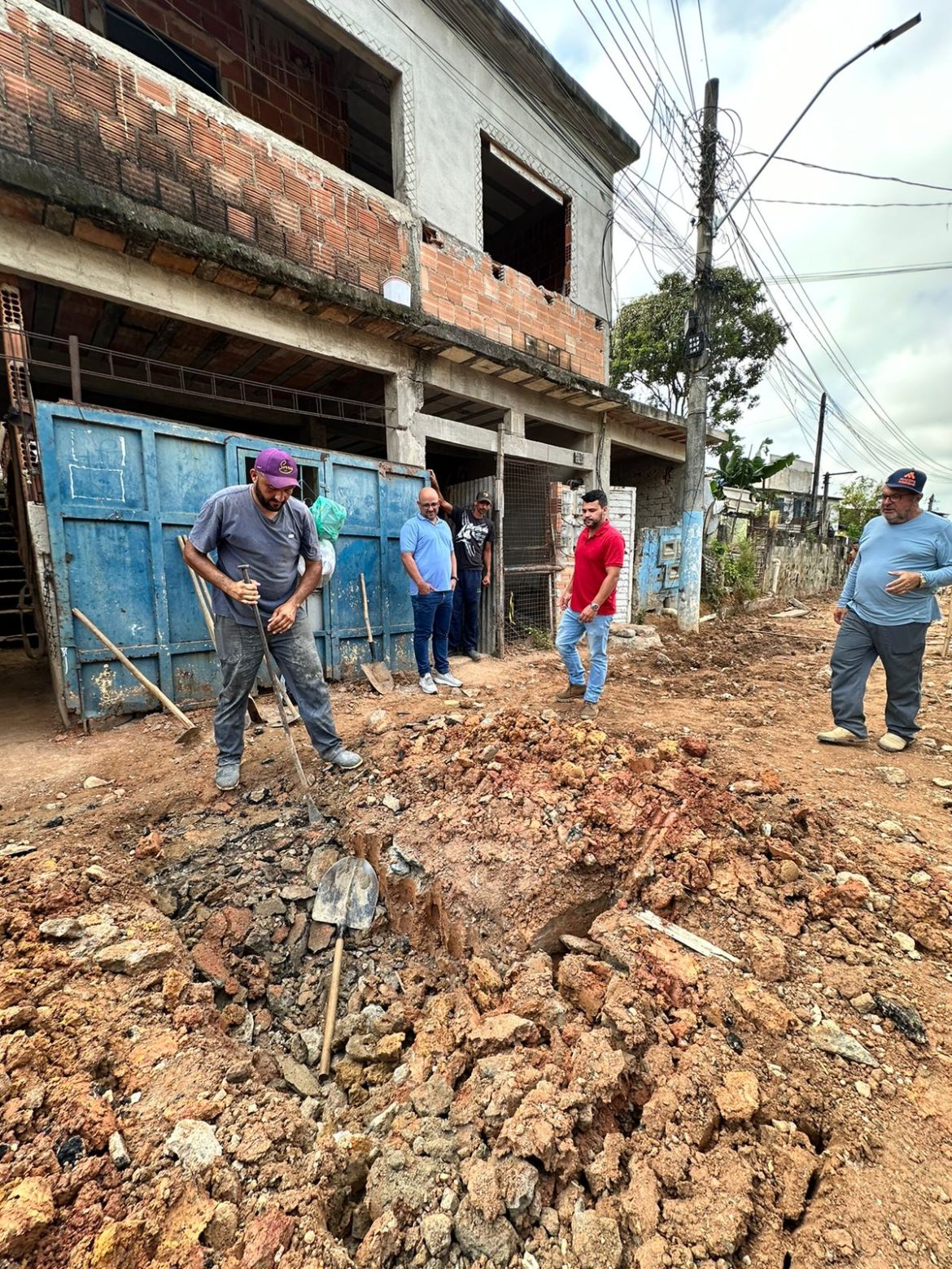26.cf.res.cidades.prefeitura de quatis realiza obras.1.aluÍsio.divulgaÇÃopmq