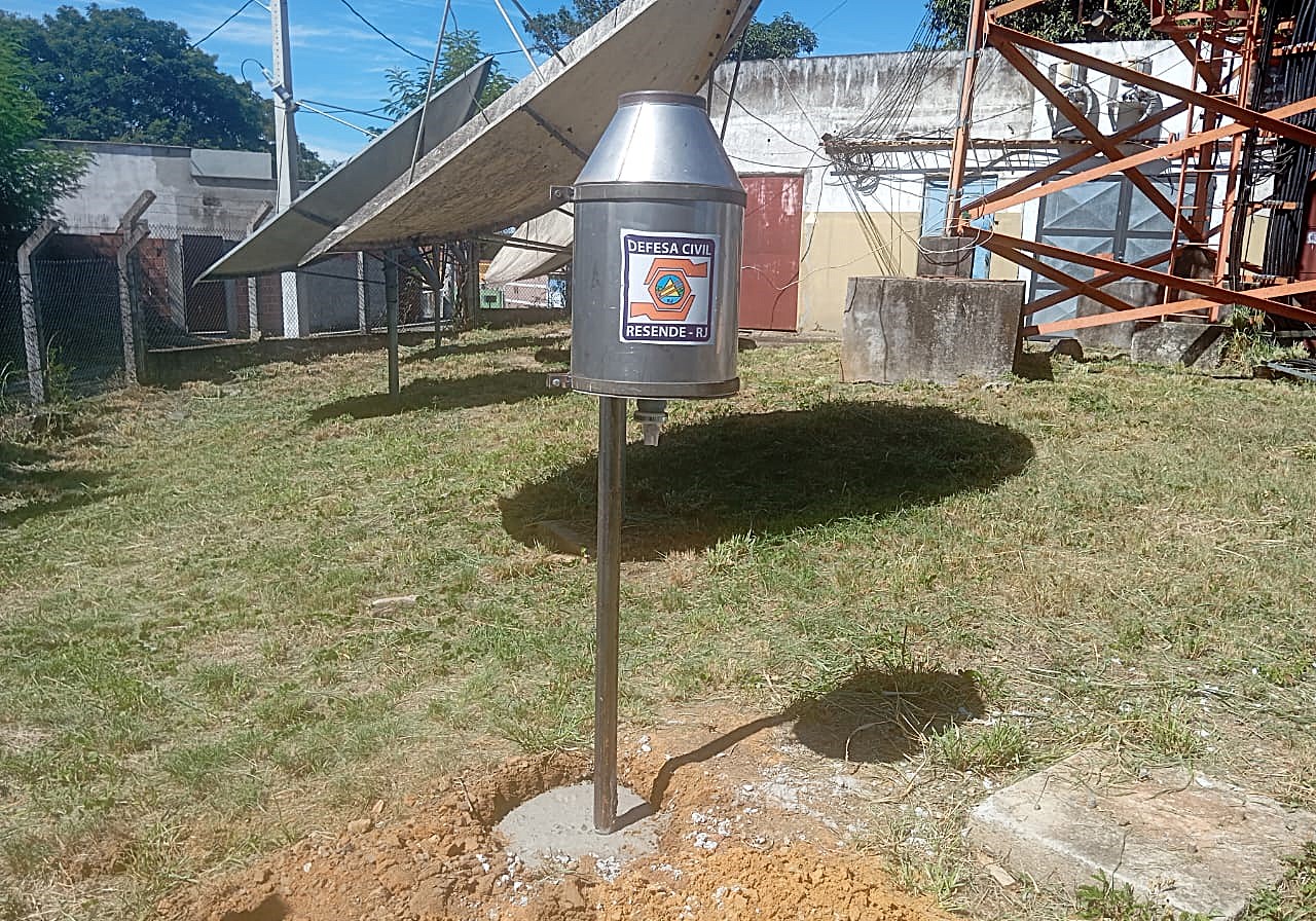 28.cf.res.cidades.defesa civil de resende instala novo.1.pluviÔmetro.divulgaÇÃo