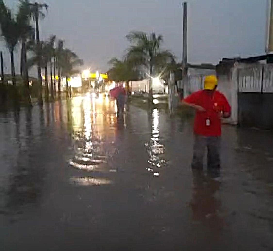 31.cf.res.cidades.chuva intensa alaga ruas em itatiaia.2.noca conquista.redessociais