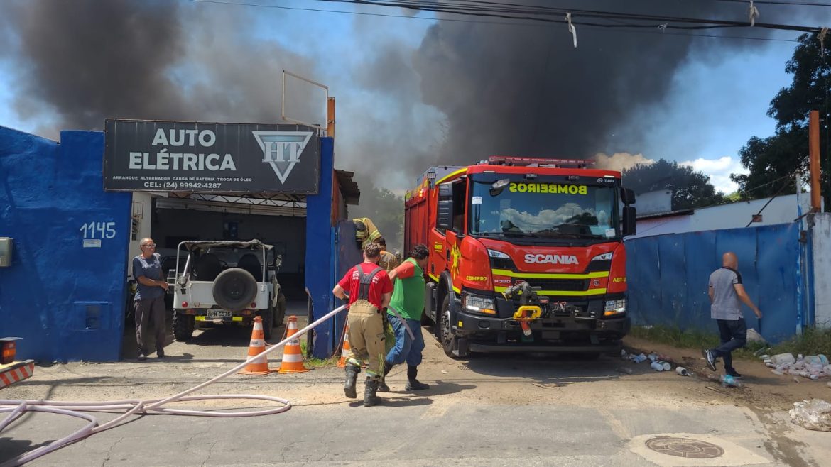 44.cf.res.cidades.bombeiros controlam incêndio.1.bombeiros.defesacivil