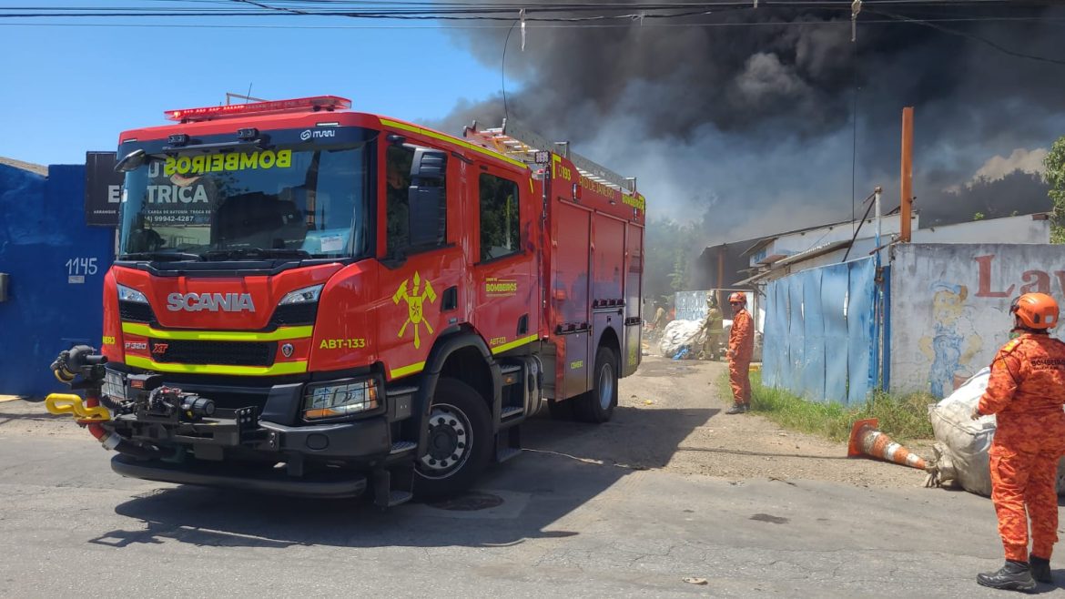 44.cf.res.cidades.bombeiros controlam incêndio.1.bombeiros.defesacivil (2) 44.cf.res.cidades.bombeiros controlam incêndio.1.bombeiros.defesacivil (2)