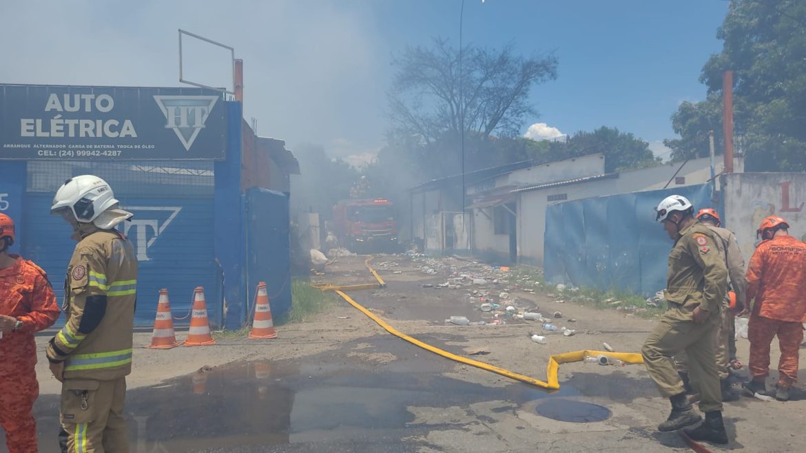44.cf.res.cidades.bombeiros controlam incêndio.1.bombeiros.defesacivil (3) 44.cf.res.cidades.bombeiros controlam incêndio.1.bombeiros.defesacivil (3)