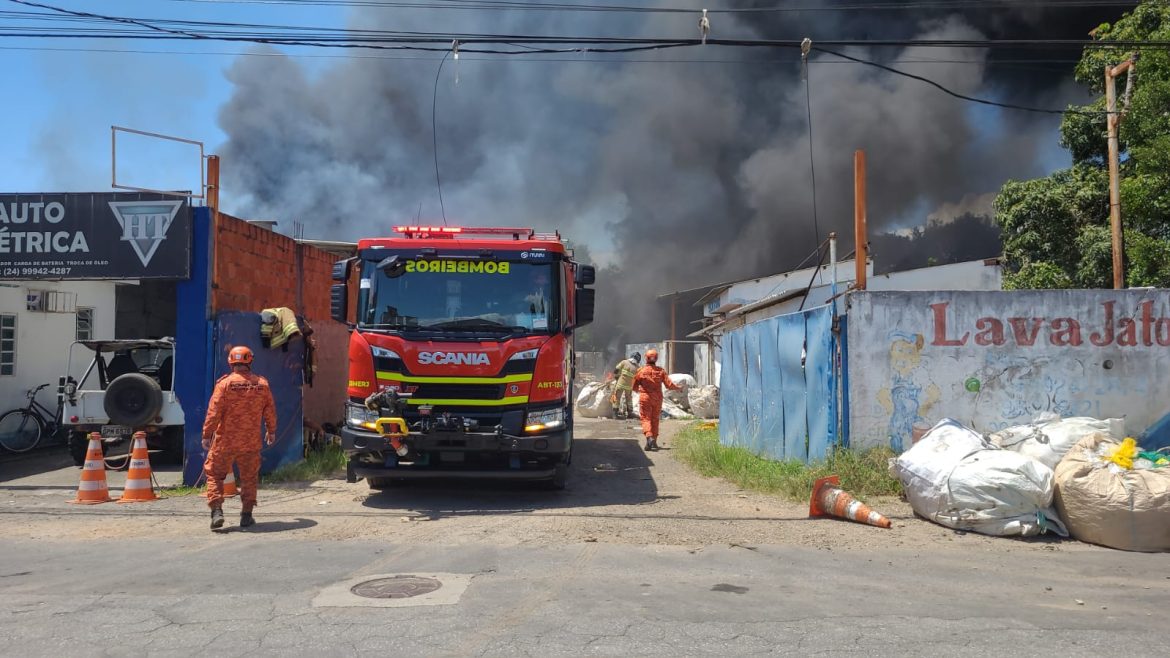 44.cf.res.cidades.bombeiros controlam incêndio.1.bombeiros.defesacivil (4) 44.cf.res.cidades.bombeiros controlam incêndio.1.bombeiros.defesacivil (4)