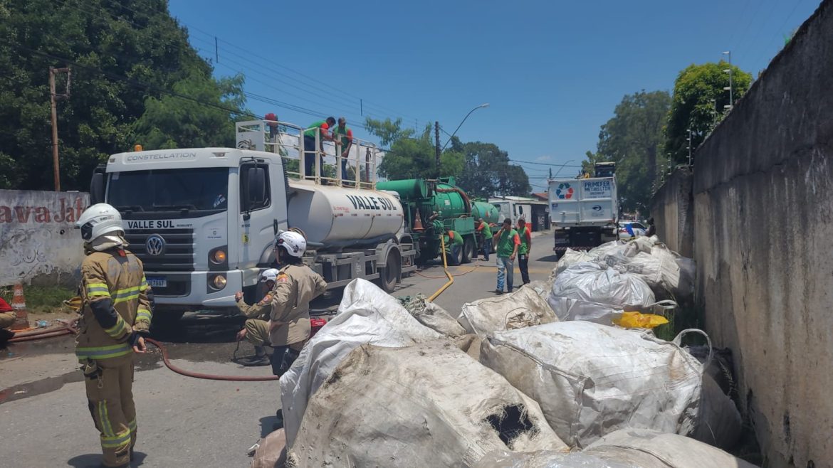 44.cf.res.cidades.bombeiros controlam incêndio.2.caminhÕespipa.defesacivil 44.cf.res.cidades.bombeiros controlam incêndio.2.caminhÕespipa.defesacivil