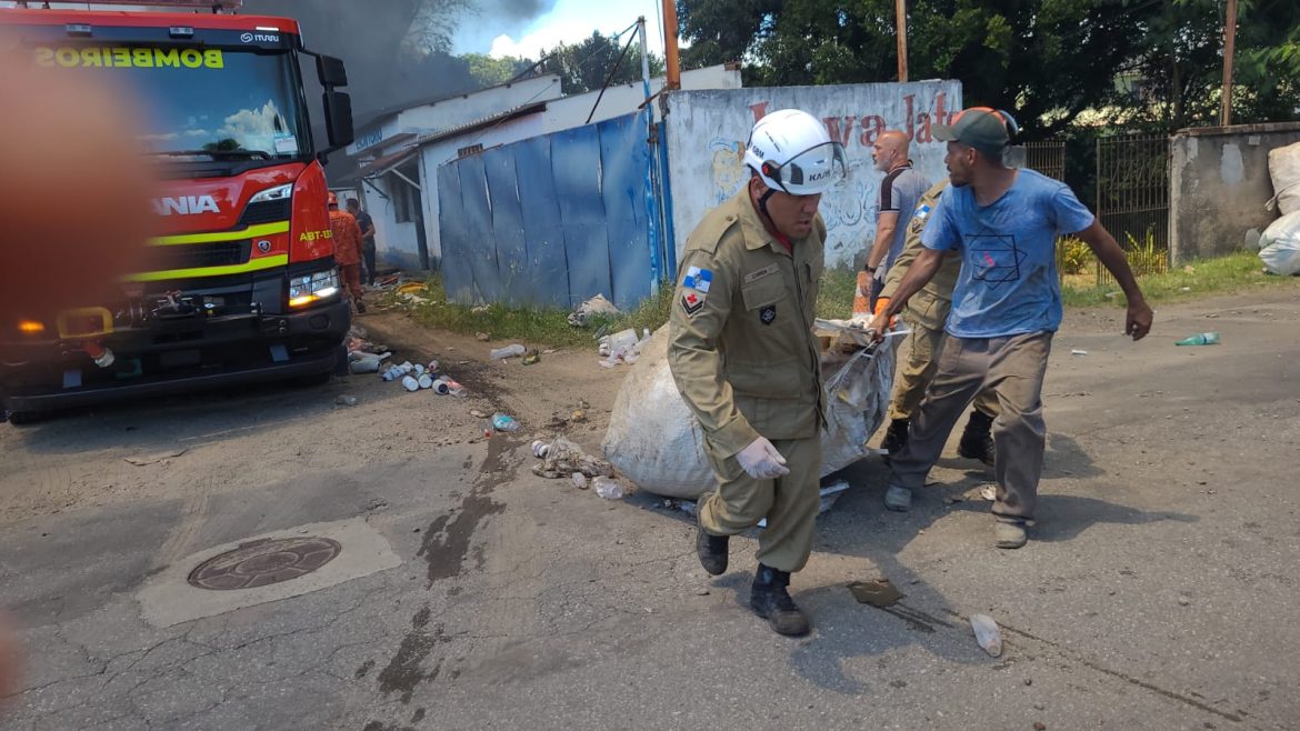 44.cf.res.cidades.bombeiros controlam incêndio.3.materiais.defesacivil 44.cf.res.cidades.bombeiros controlam incêndio.3.materiais.defesacivil