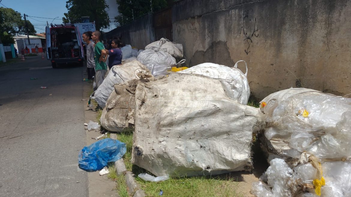 44.cf.res.cidades.bombeiros controlam incêndio.3.materiais.defesacivil (2) 44.cf.res.cidades.bombeiros controlam incêndio.3.materiais.defesacivil (2)