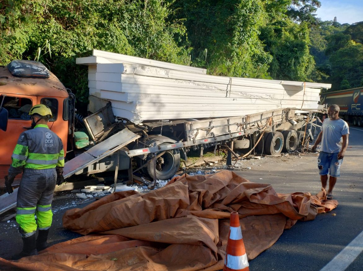 acidente é registrado na manhã desta quarta feira, na descida da serra das araras redes sociais