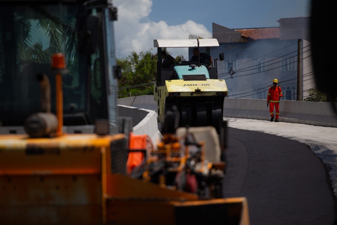 concluído o asfaltamento do viaduto do bairro voldac, em volta redonda cris oliveira secom