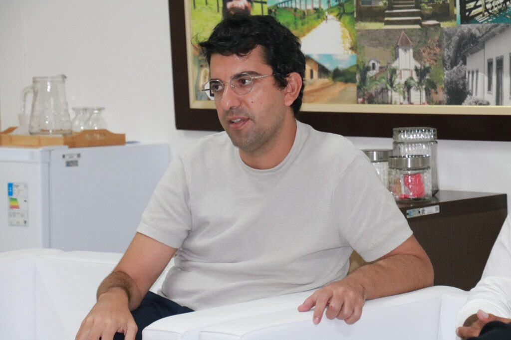 deputado visita quatis e anuncia investimentos divulgação pmq