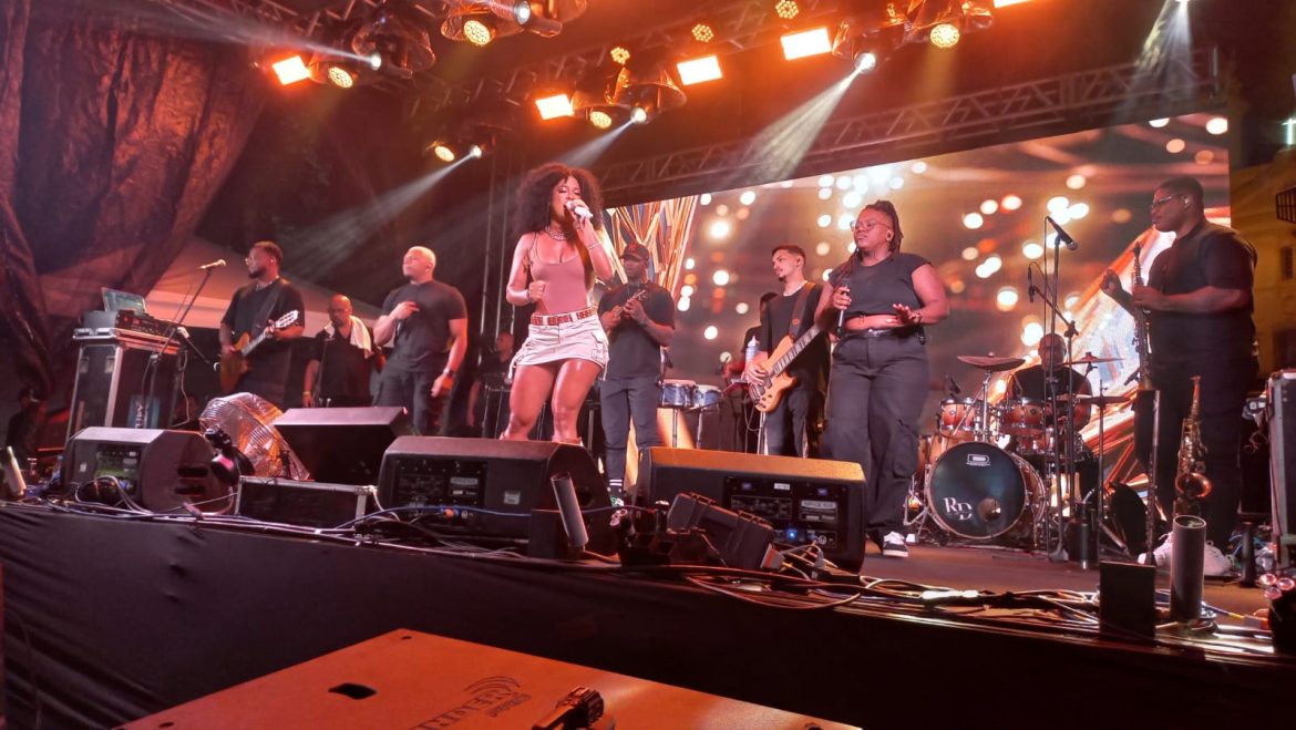 marvvila e banda tocaram os sucessos da cantora e do pagode nacional