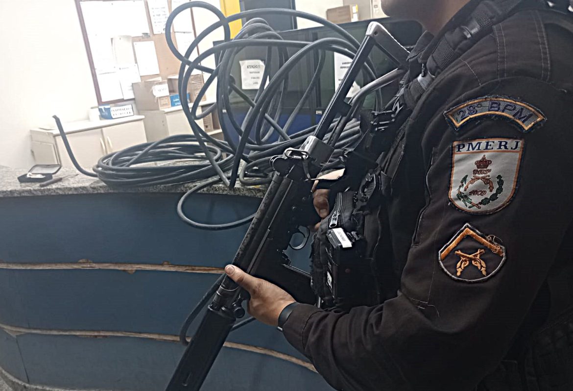 15.cf.res.polÍcia.dupla é presa por furto de fios (1)