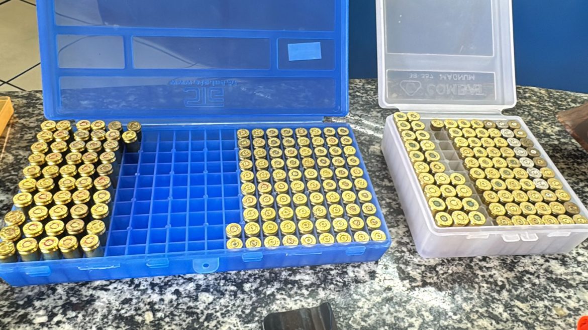 18.cf.res.polÍcia.homem é preso com arma de fogo.2.muniÇÕes.divulgaÇÃopm