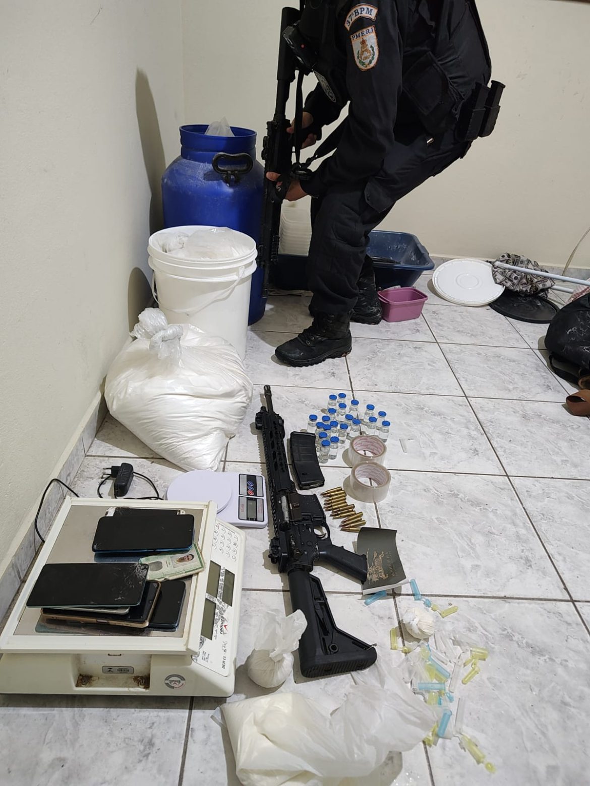 29.cf.res.polÍcia.pm estoura laboratório de drogas.divulgaÇÃopm
