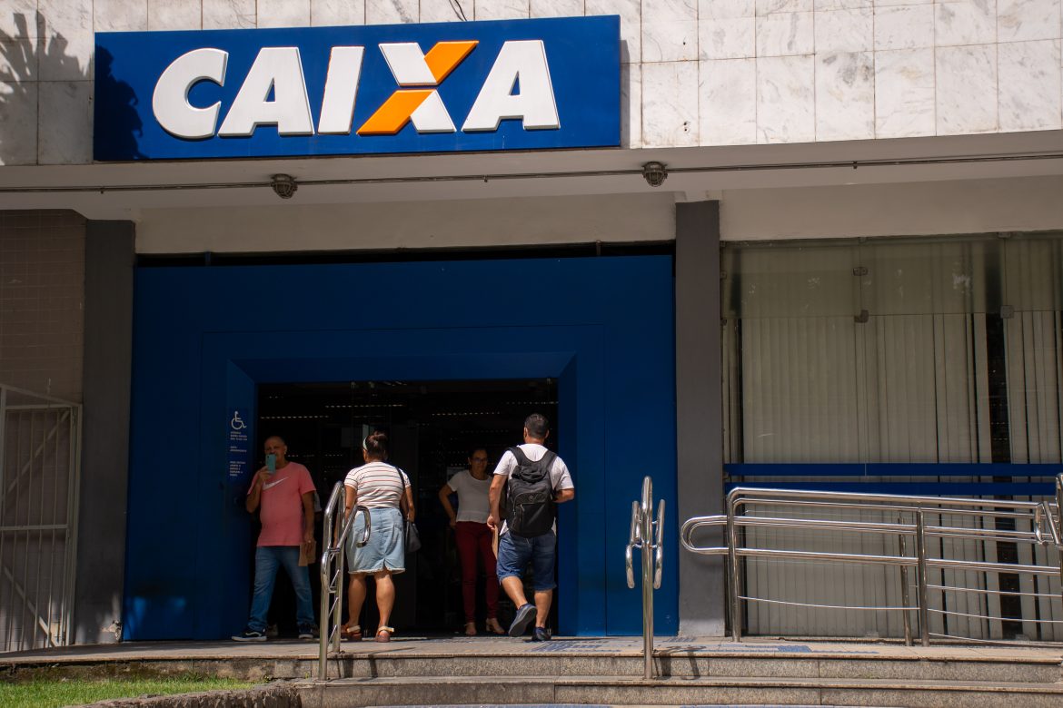 42 cf cidades clientes reclamam de calor excessivo dentro da agência da caixa econômica em barra mansa foto iam martins1