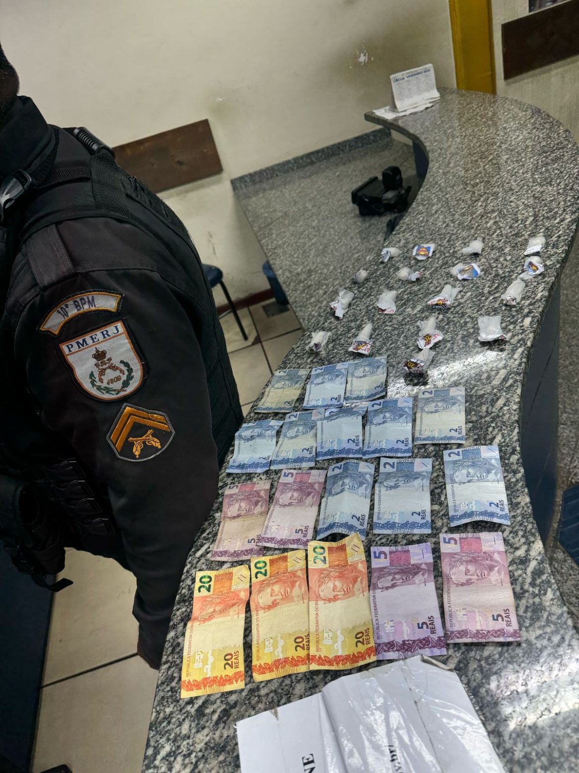 adolescente é apreendida por tráfico de drogas em barra do piraí divulgação