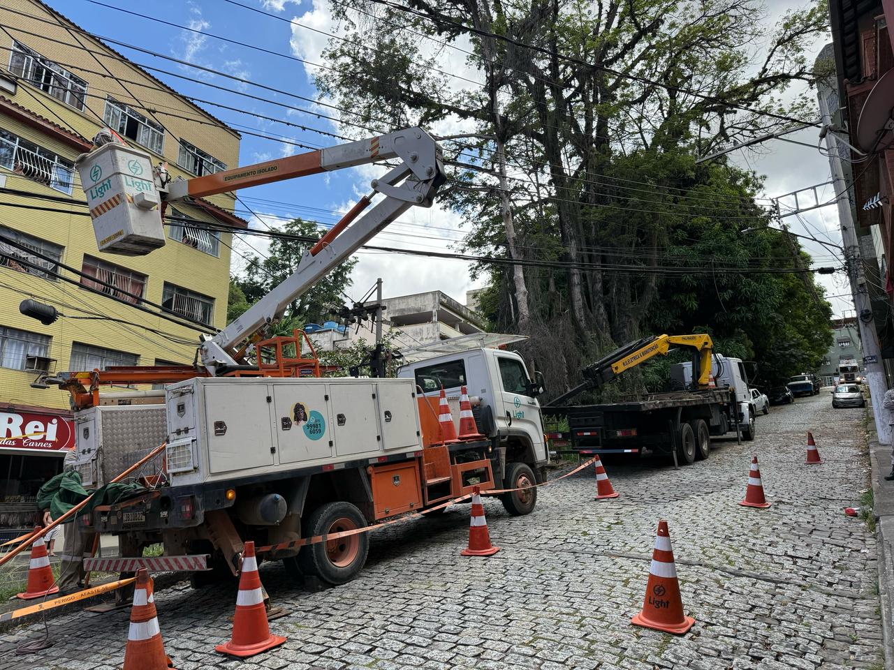 corte de árvores no bairro ano bom neste domingo divulgação pmbm