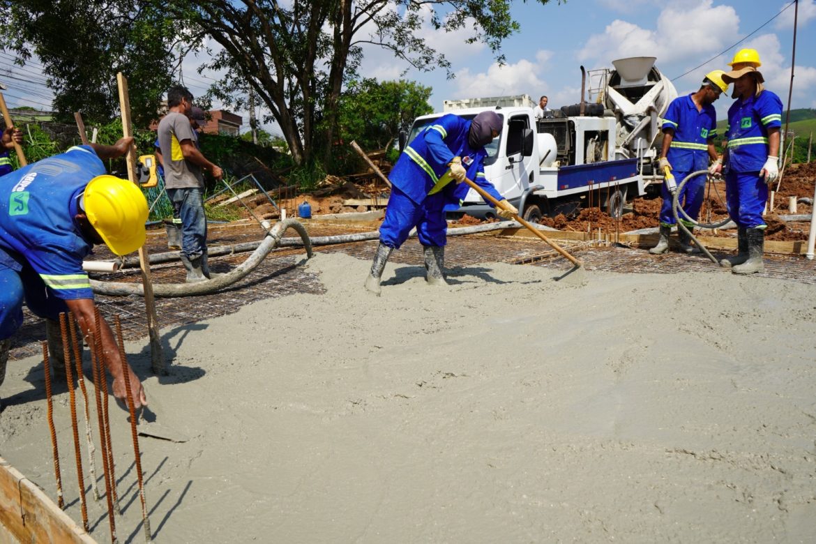 obras de reforma e ampliação da e.m. palmares, em volta redonda na fase de concretagem do piso geraldo gonçalves secom