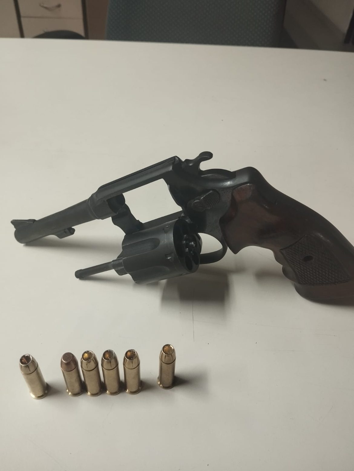 16.cf.res.polÍcia.pm apreende revólver e munições.divulgaÇÃopm