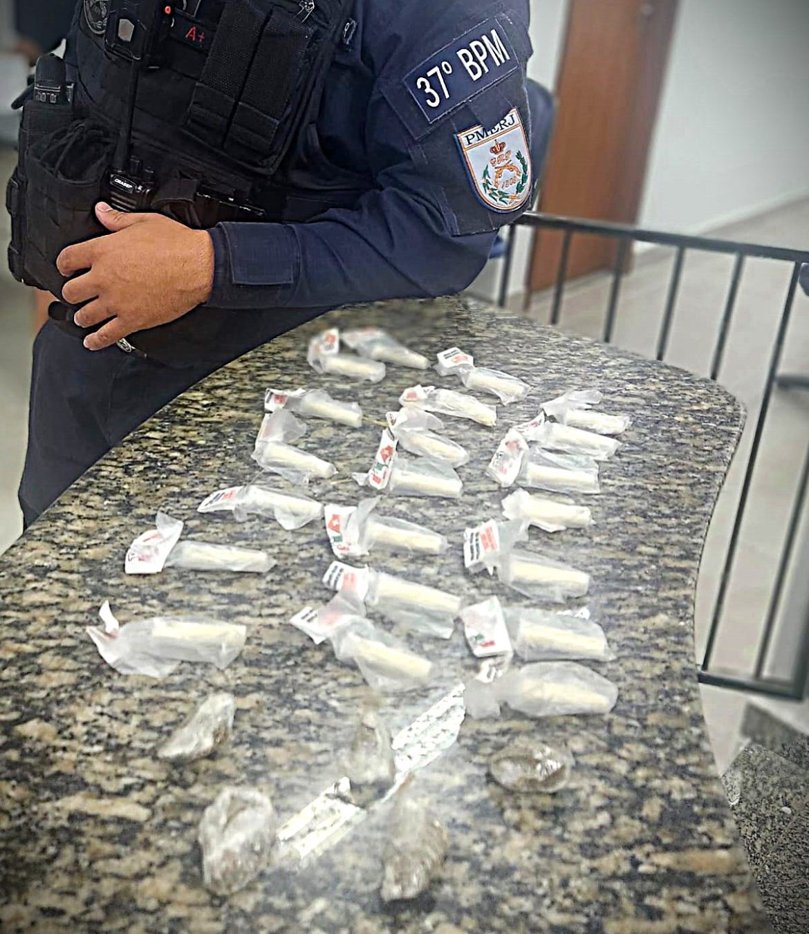 17.cf.res.polÍcia.suspeito foge da pm e abandona.divulgaÇÃopm