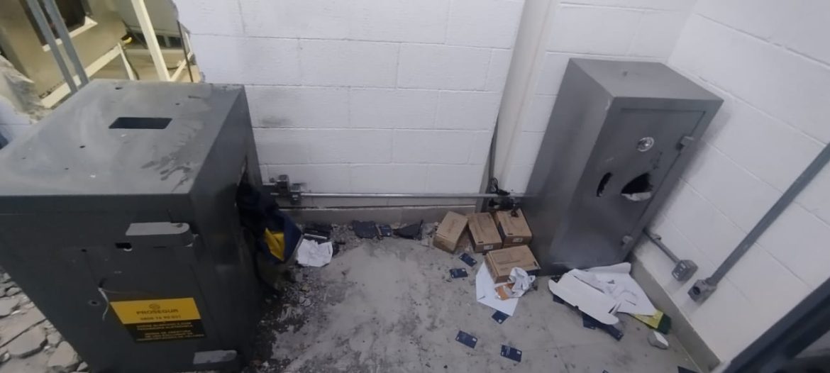 19.cf.res.polÍcia.quinteto armado assalta supermercado.2.cofres.divulgaÇÃopm