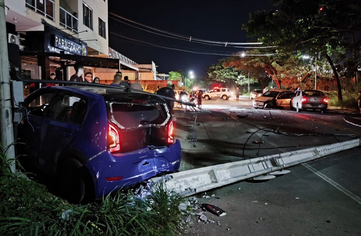 21.cf.res.polÍcia.21.cf.res.polÍcia.acidente com três veículos.1.veÍculos.redessociais