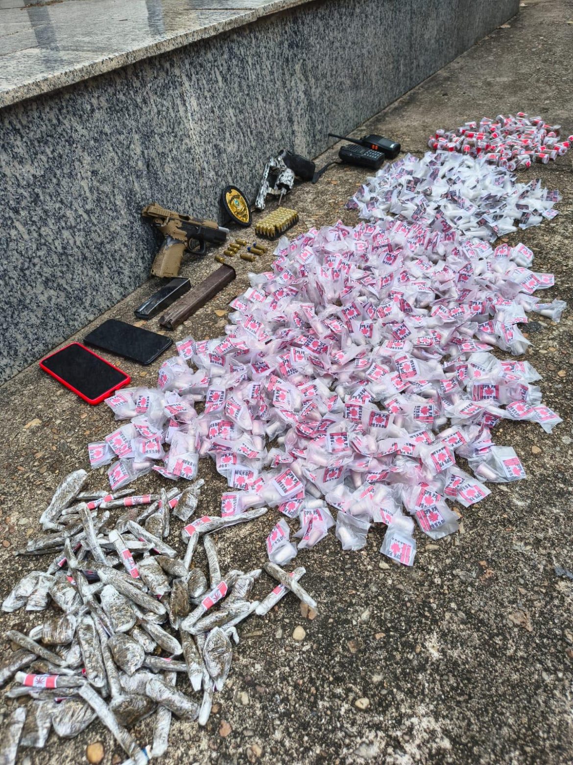 27.cf.res.polÍcia.trio é preso com drogas.divulgaÇÃopm