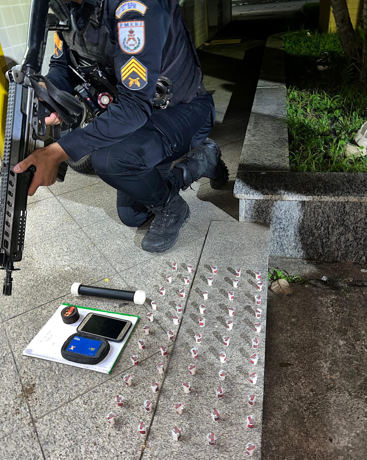 28.cf.res.polÍcia.comerciante é presa.1.cocaÍna em bar.divulgaÇÃopm