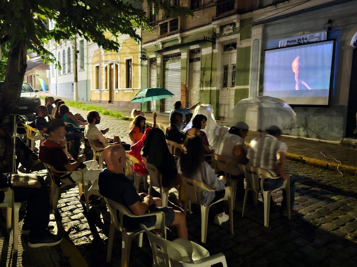 32.cf.res.cidades.correios homenageiam historiador.1.filme.divulgaÇÃo