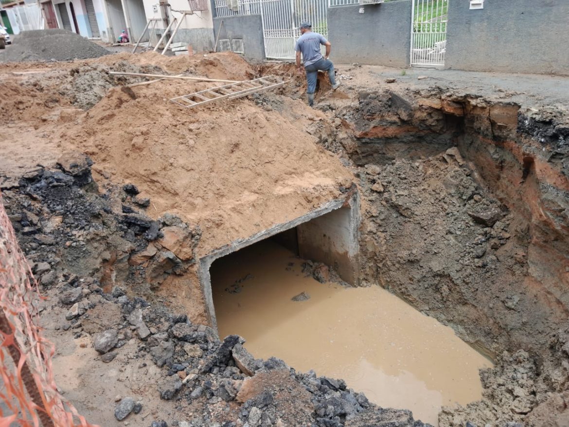 após conclusão de obras de nova galeria de drenagem, vias do retiro, em volta redonda, recebem novo asfalto divulgação secom11 após conclusão de obras de nova galeria de drenagem, vias do retiro, em volta redonda, recebem novo asfalto divulgação secom11