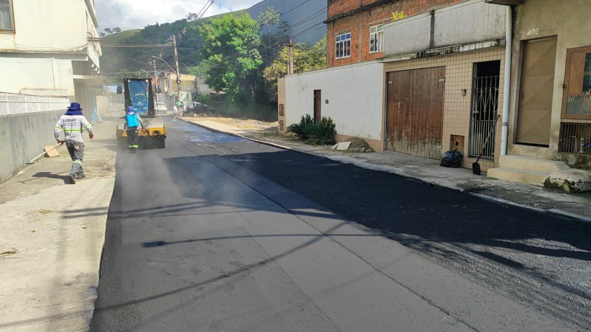 após conclusão de obras de nova galeria de drenagem, vias do retiro, em volta redonda, recebem novo asfalto divulgação secom13 após conclusão de obras de nova galeria de drenagem, vias do retiro, em volta redonda, recebem novo asfalto divulgação secom13