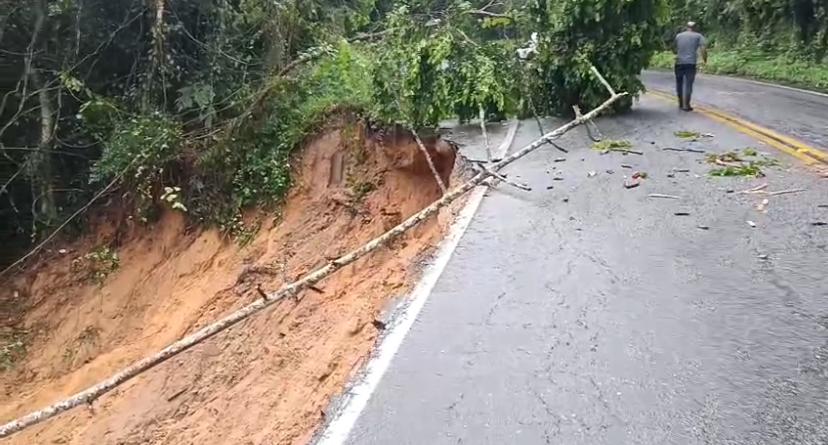 chuva abre cratera em trecho da rj 155 divulgação chuva abre cratera em trecho da rj 155 divulgação