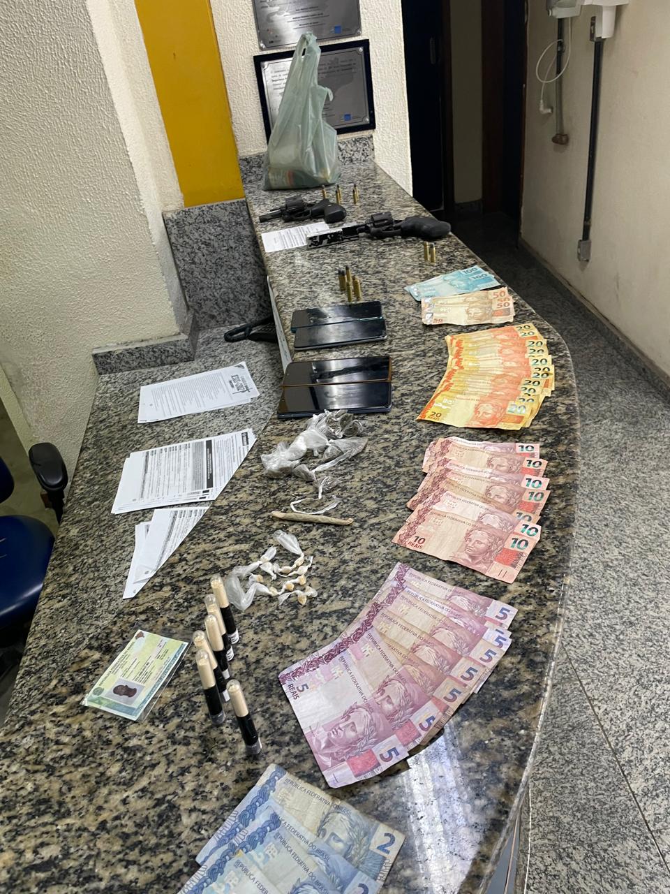 jovem detido e menor apreendido com drogas, armas e outros materiais do tráfico em paraíba do sul divulgação jovem detido e menor apreendido com drogas, armas e outros materiais do tráfico em paraíba do sul divulgação
