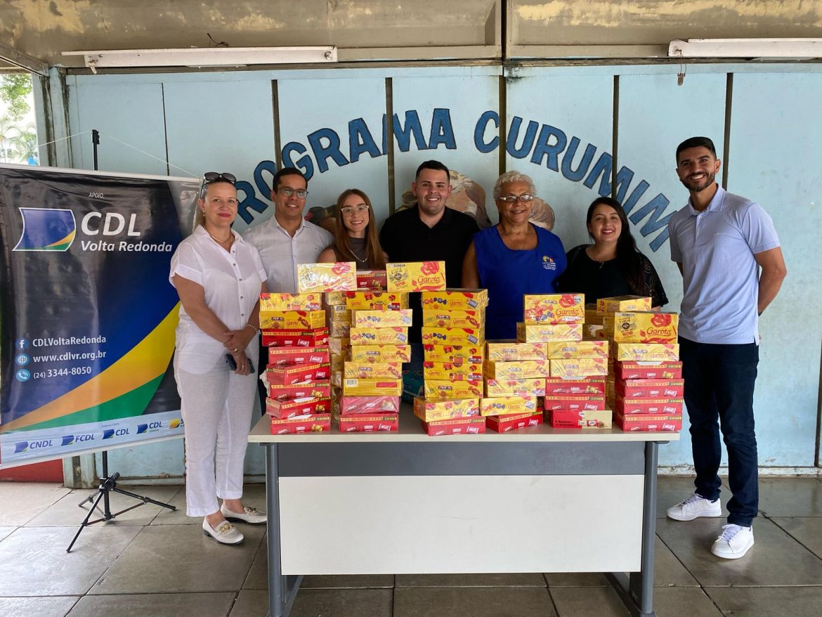 lar dos velhinhos e curumim recebem doação de fraldas e bombons da cdl volta redonda divulgação