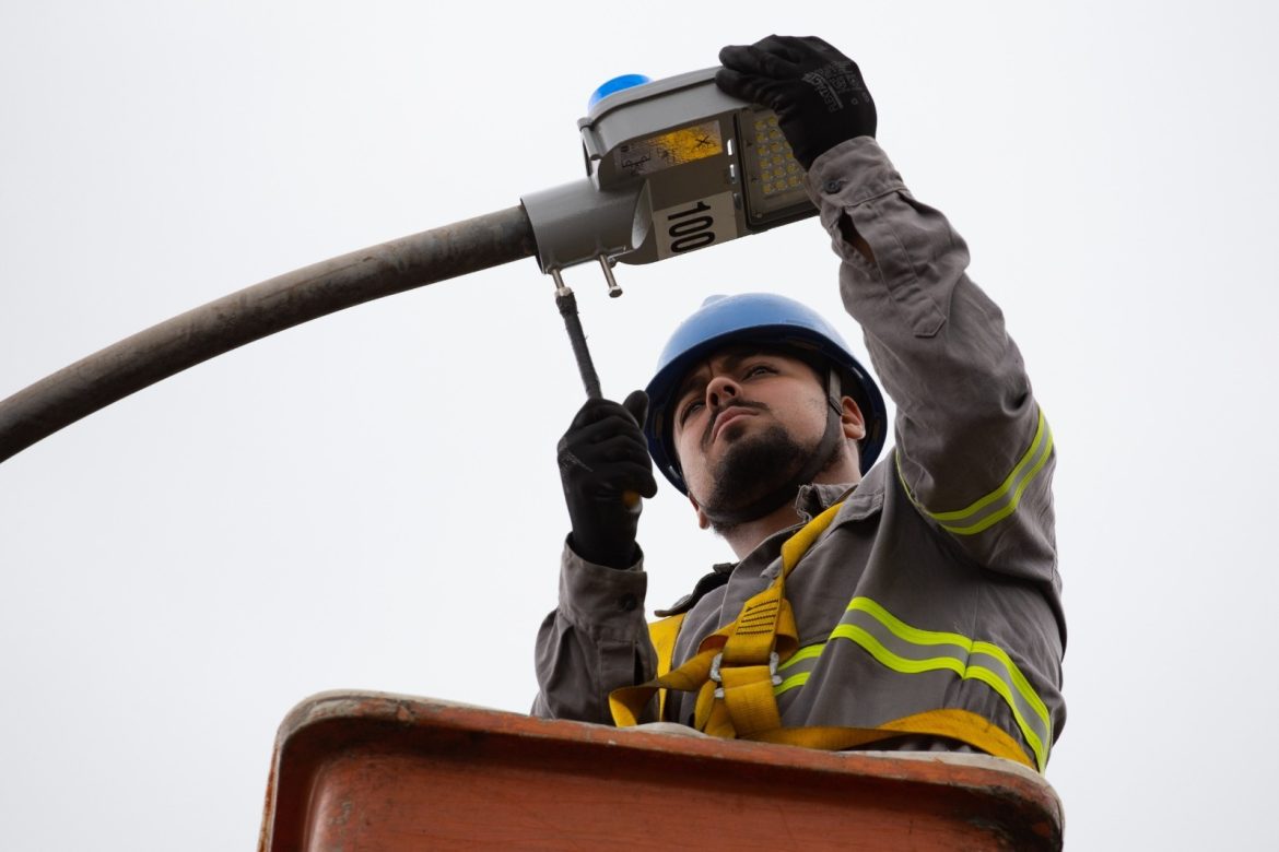 mais de 20 bairros de volta redonda foram beneficiados com a modernização da iluminação pública entre março e abril arquivo cris oliveira1