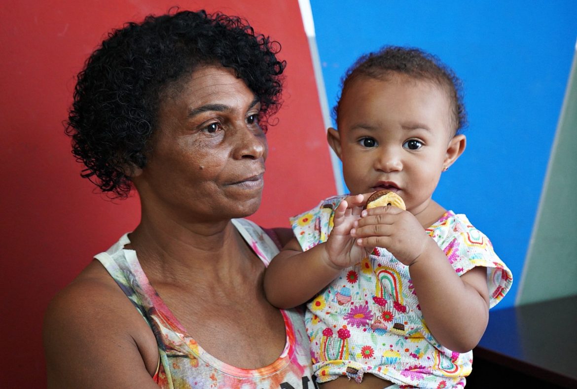 mulher recebe ajuda da assistência social de volta redonda para criar a neta órfã de mãe divulgação secom12