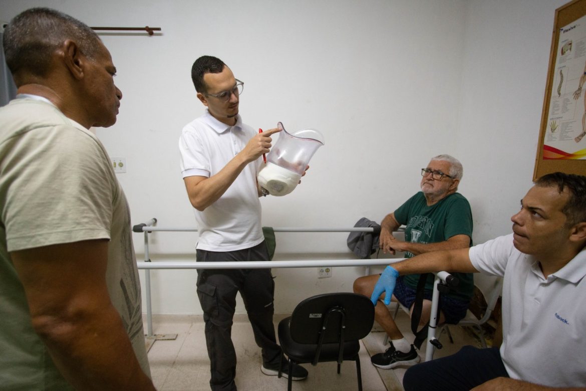 novas próteses são entregues para pacientes do centro especializado em reabilitação de volta redonda cris oliveira secom1