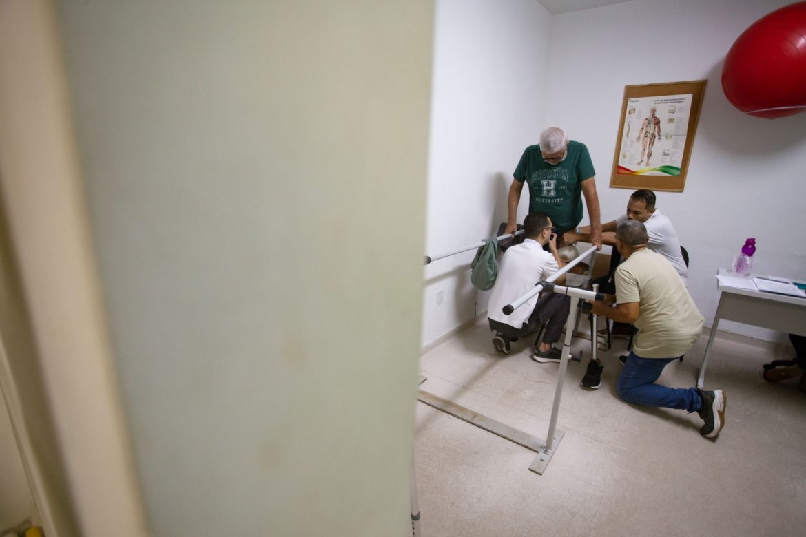 novas próteses são entregues para pacientes do centro especializado em reabilitação de volta redonda cris oliveira secom11