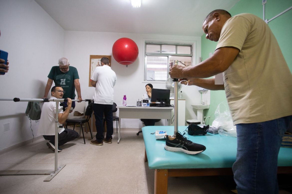 novas próteses são entregues para pacientes do centro especializado em reabilitação de volta redonda cris oliveira secom111