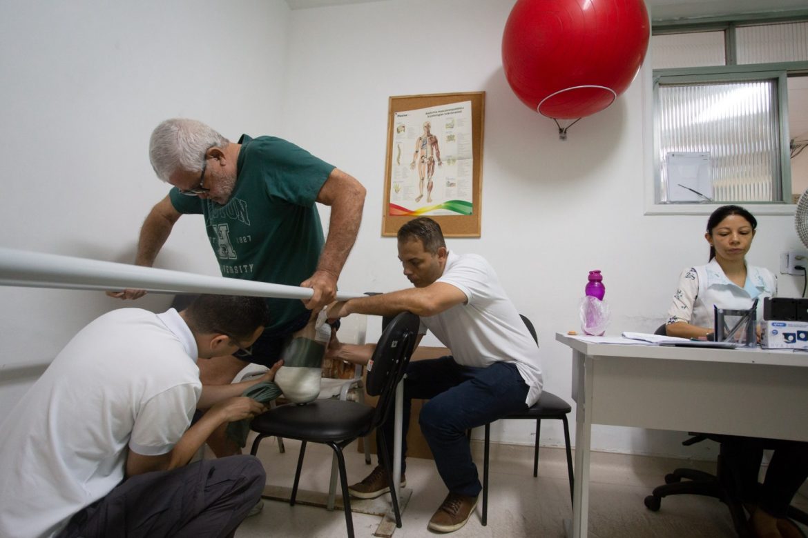 novas próteses são entregues para pacientes do centro especializado em reabilitação de volta redonda cris oliveira secom1112