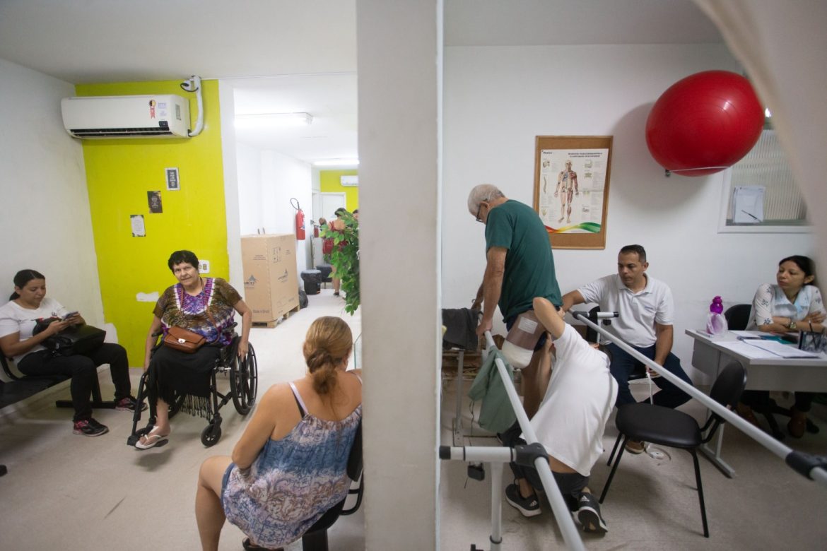 novas próteses são entregues para pacientes do centro especializado em reabilitação de volta redonda cris oliveira secom13