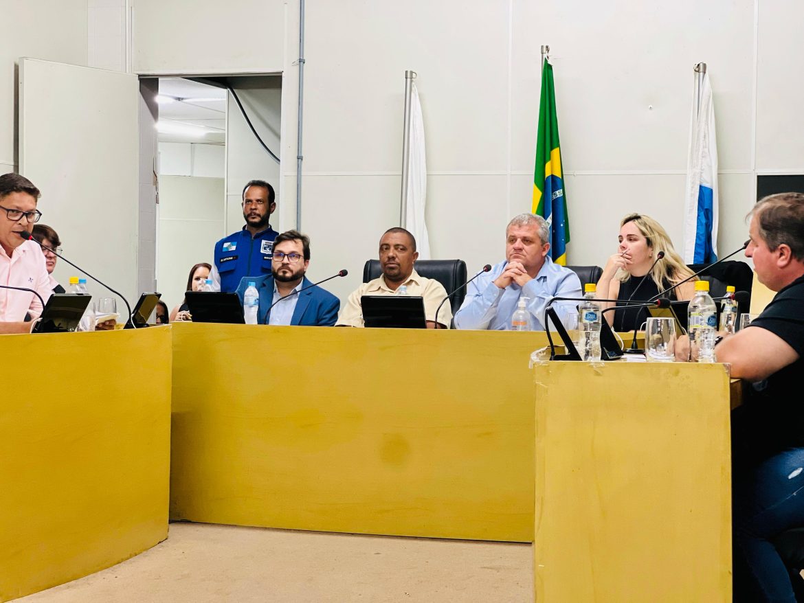 prefeito em audiência na câmara